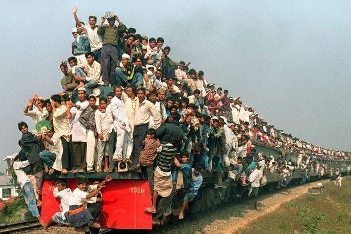 Penumpang kereta api membludak