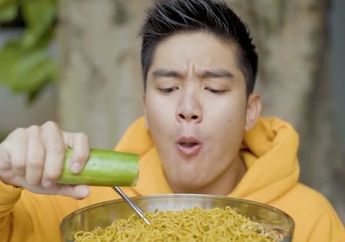 Boy William Lahap Makan Mie Pakai Timun, Warganet Salah Fokus ke Mangkoknya!