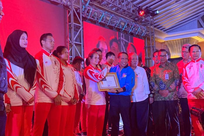 Menpora Zainudin Amali memberikan bonus kepada para peraih medali SEA Games 2019 di Hotel Sahid Jaya, Jakarta, Kamis (12/12/2019).