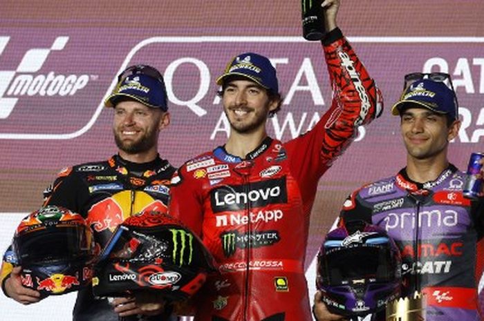 Dari kiri ke kanan, Brad Binder (Red Bull KTM), Francesco Bagnaia (Ducati), Jorge Martin (Pramac) di podium MotoGP Qatar 2024 di Sirkuit Lusail, Minggu (10/3/2024).