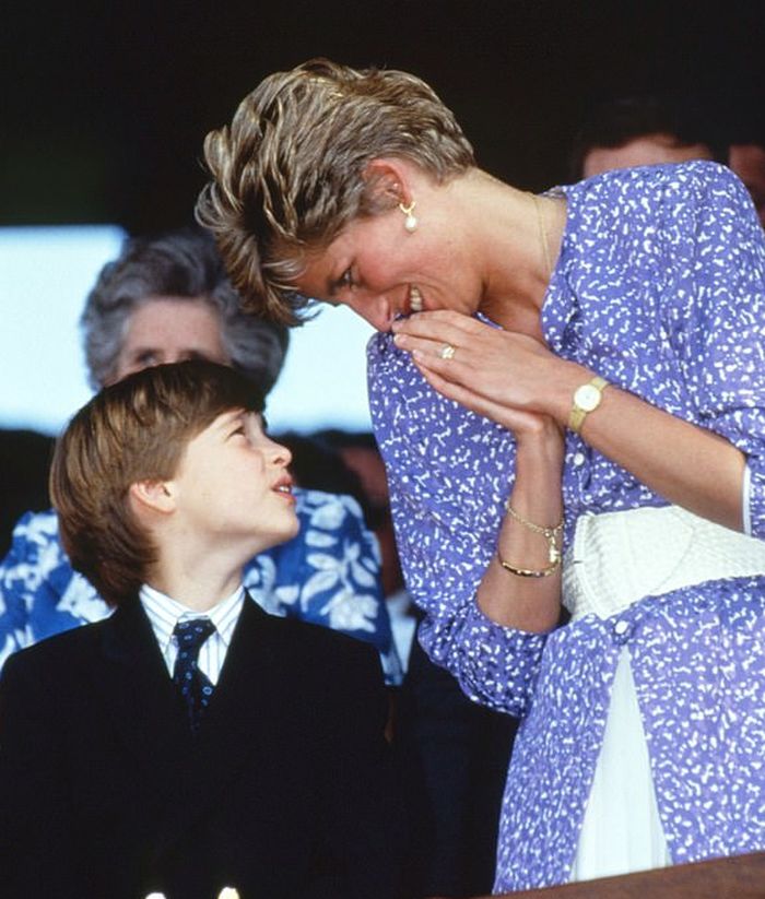 
Pangeran William saat masih kecil bersama dengan ibunya, putri Diana