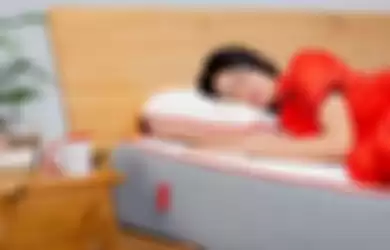 Ilustrasi orang tidur dengan gaya menyamping yang bisa timbulkan kram.