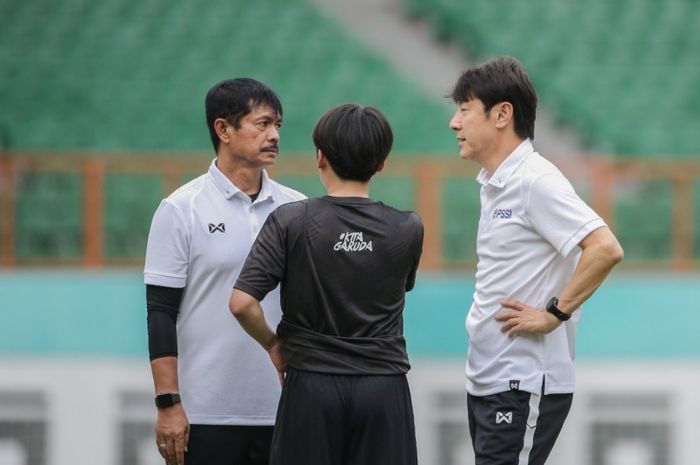 Indra Sjafri (kiri) dan Shin Tae-yong (kanan)