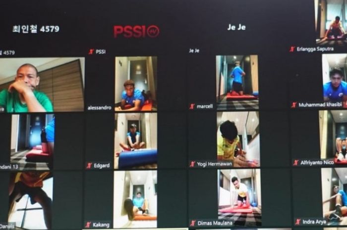 Para Pemain Timnas U-19 Indonesia sedang menjalani latihan secara virtual.
