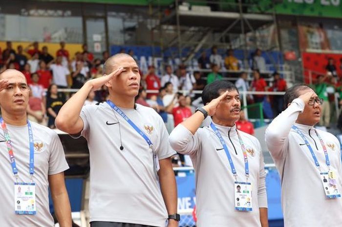 (Ki-Ka) Kurniawan Dwi Julianto, Nova Arianto, dan Indra Sjafri pada laga semifinal SEA Games 2019 antara timnas U23 Indonesia vs Myanmar di Stadion Rizal Memorial, Filipina, Sabtu 7 Desember 2019.