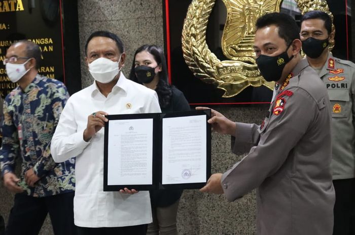 Menpora Zainudin Amali bersama Kapolri Listyo Sigit di Mabes Polri, Jakarta, Senin (31/5/2021)