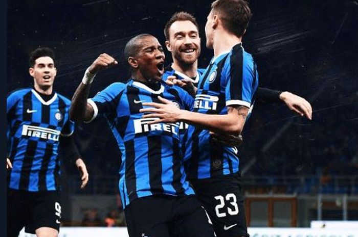 Ashley Young dan Christian Eriksen ikut menyambut gol Nicolo Barella untuk Inter Milan ke gawang Fiorentina dalam laga Coppa Italia, 29 Januari 2020.