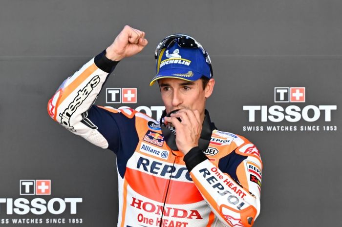 Ekspresi haru Marc Marquez setelah meraih podium pada sprint MotoGP Valencia. Momen perpisahan di akhir musim 2023 barangkali bisa tertunda andai Honda bertindak lebih cepat. 