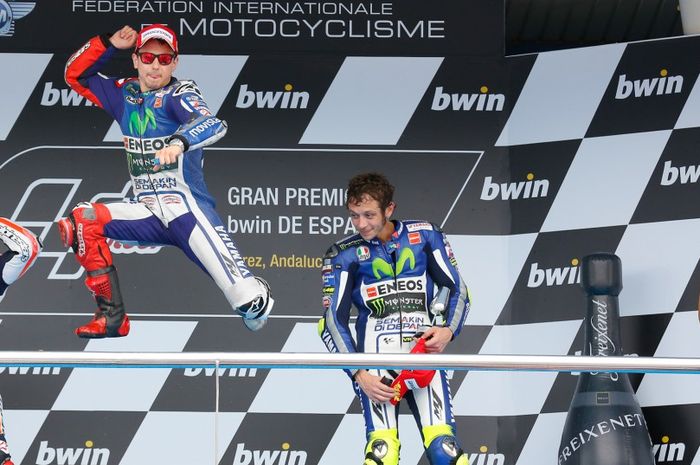Dari kiri: Marc Marquez, Jorge Lorenzo, dan Valentino Rossi di atas podium setelah balapan MotoGP Spanyol di Sirkuit Jerez, Spanyol, 3 Mei 2015. Ketiga pembalap menjadi aktor dari musim yang menyajikan kompetisi paling dramatis dalam sejarah MotoGP. 