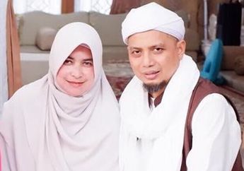 Dimimpikan di Depan Kakbah oleh Ustaz Arifin Ilham, Ini 6 Fakta Wahyuniati Al Waly Istri Pertama sang Dai