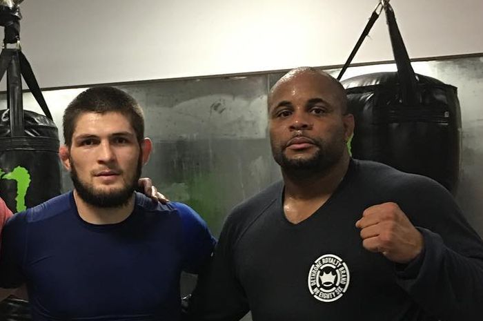 Dua petarung UFC, Khabib Nurmagomedov (kiri) bersama Daniel Cormier (kanan).