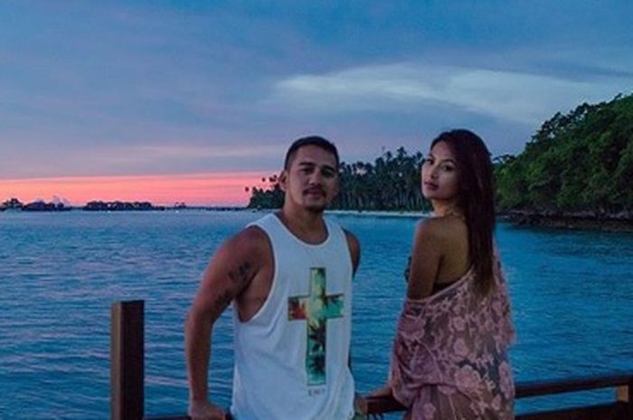 Maria Selena (kanan) berlibur ke Pulau Maratua bersama Mario Lawalata