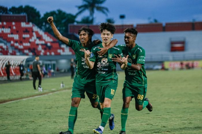 Taisei Marukawa (tengah) selebrasi golnya bersama Ady Setiawan dan Alwi Slamat. Persebaya Surabaya menekuk Persik Kediri.