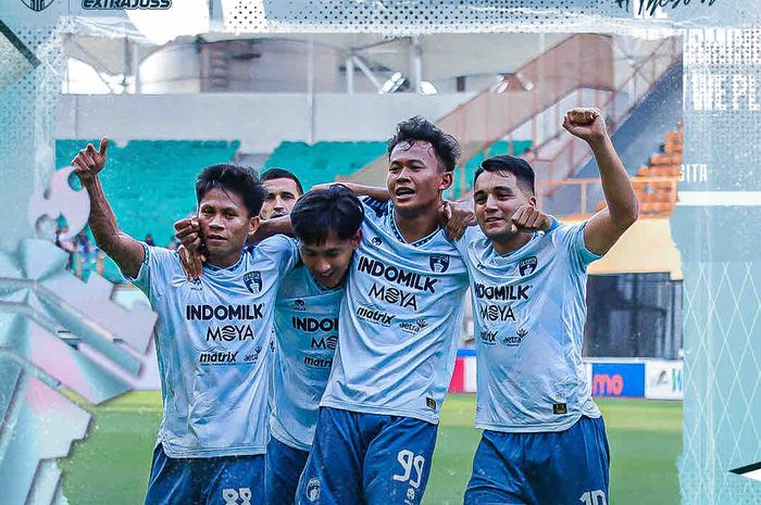Striker Persita Tangerang, Esal Sahrul mencetak gol ke gawang Persikabo 1973, dalam lanjutan Liga 1 2023-2024, Jumat (28/7/2023).