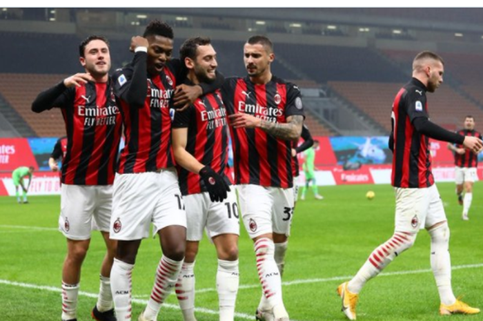 Momen perayaan gol yang dilakukan pemain AC Milan tak lama setelah Hakan Calhanoglu berhasil membobol gawang Lazio lewat titik putih dalam pertandingan pekan ke-14 Liga Italia 2020-20201.