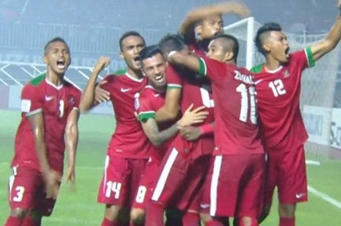 Para pemain timnas merayakan gol Hansamu Yama ke gawang Thailand pada final pertama Piala AFF 2016.