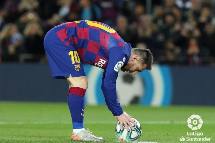 Lionel Messi saat akan mengambil tendangan penalti pada laga melawan Celta Vigo, di Camp Nou, pada laga pekan ke-13 Liga Spanyol, Sabtu (9/11/2019).