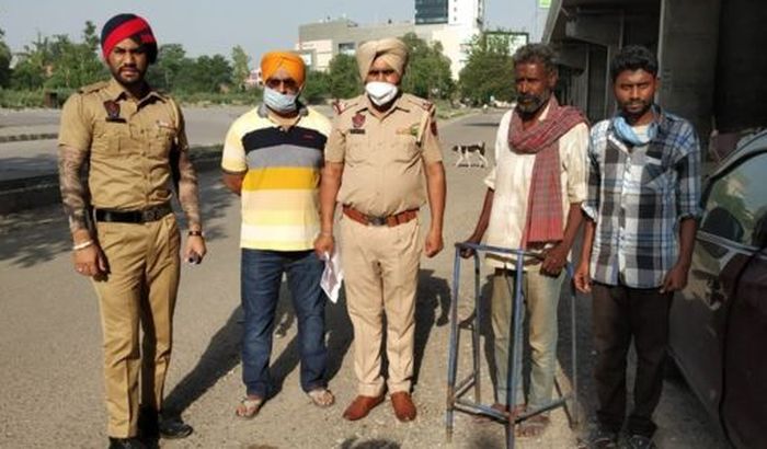 R Venkateshwarlu (kedua dari kanan), bersama polisi di Ludhiana