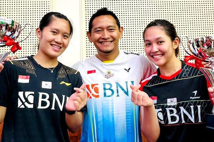 Pasangan ganda putri Indonesia, Lanny Tria Mayasari/Ribka Sugiarto, berpose setelah menjadi juara Bahrain International Challenge 2022 yang berakhir Minggu (4/12/2022).