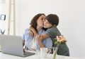 Cegah Anak Kecanduan Gadget Selama Orang Tua WFH dengan Tips-Tips Sederhana Ini