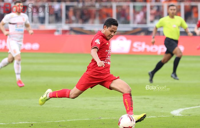 Gelandang Persija Jakarta, Evan Dimas, saat melakukan tendangan keras yang mampu membuahkan gol ke gawang Borneo FC di Stadion Gelora Bung Karno (1/3/2020)