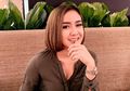 Tampil Cuek Pakai Dress Super Pendek dan Sandal Teplek, Cita Citata Kepergok Pakai Tas Mewah Seharga Rp80 Juta!