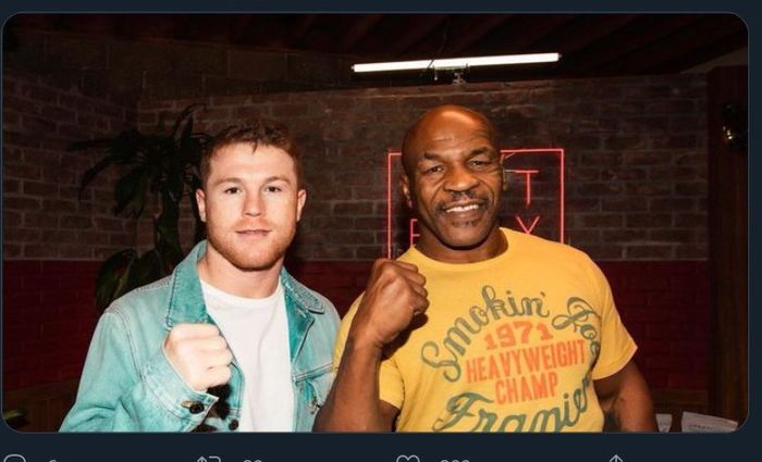 Canelo Alvarez (kiri) dan Mike Tyson (kanan).