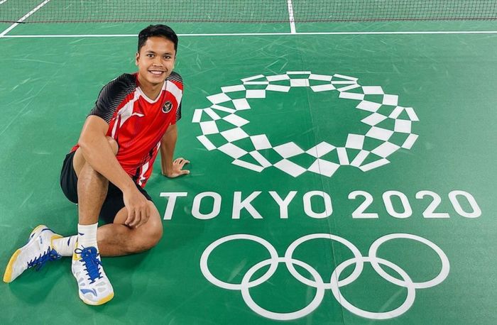 Pebulu tangkis tunggal putra Indonesia, Anthony Sinisuka Ginting, berfoto bersama logo Olimpiade Tokyo 2020 yang ada di lapangan pertandingan Musashino Forest Sports Plaza, Tokyo, Jepang.