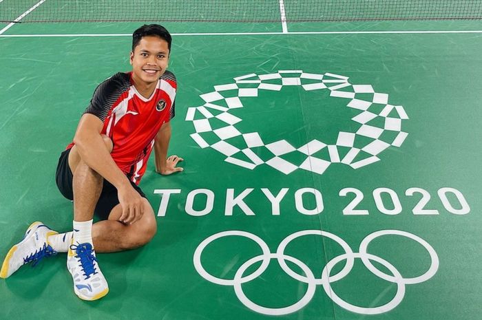 Pebulu tangkis tunggal putra Indonesia, Anthony Sinisuka Ginting, berfoto bersama logo Olimpiade Tokyo 2020 yang ada di lapangan pertandingan Musashino Forest Sports Plaza, Tokyo, Jepang.