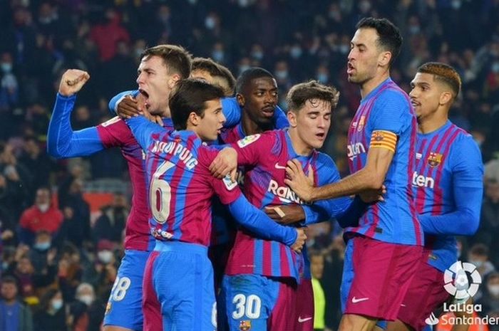 Para pemain Barcelona merayakan kemenangan atas Elche di Stadion Camp Nou.