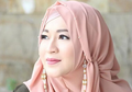 Usai Curhat Suaminya Tak Romantis, Okie Agustina Kepergok Minta 'Firasat' ke Peramal Kondang Ini
