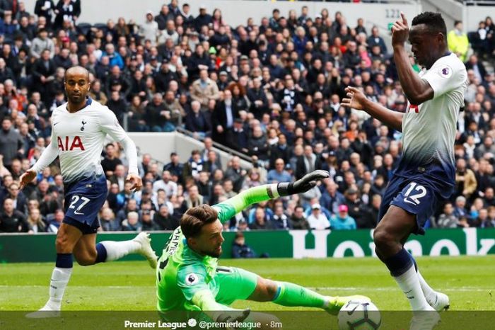 Gelandang Tottenham Hotspur, Victor Wanyama (kanan), memperdayai kiper Huddersfield Town, Ben Hamer, dalam laga pekan ke-34 Liga Inggris di Tottenham Hotspur Stadium, 13 April 2019.