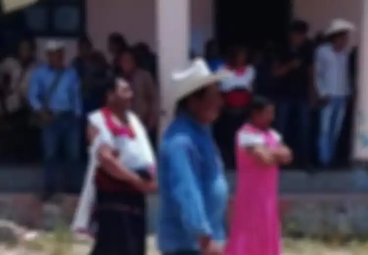 Gagal Penuhi Janji Kampanye, Walikota Ini Diarak Warga Pakai Gaun Wanita Keliling Kota