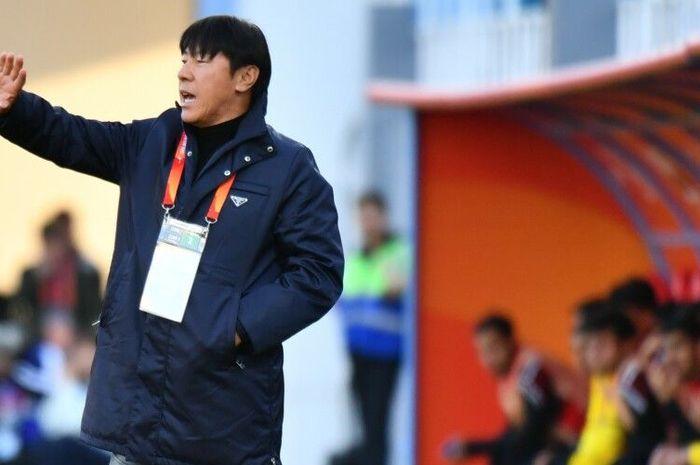 Pelatih timnas U-20 Indonesia Shin Tae-yong memberi arahan ke pemainnya saat menghadapi Irak pada ajang Piala Asia U-20 2023 di Stadion Lokomotiv, Tashkent, Uzbekistan, Rabu (1/3/2023). 
