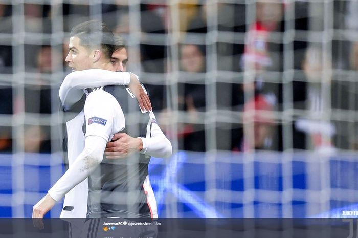 Selebrasi Dybala dan Cristiano Ronaldo saat Juventus menang atas tuan rumah Bayer Leverkusen di BayArena pada matchday terakhir grup D Liga Champions, Rabu (11/12/2019) atau Kamis dini hari WIB.