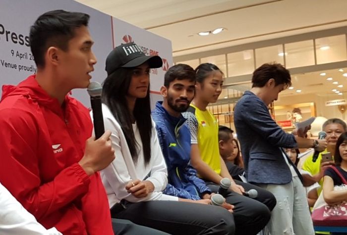 (dari ki-ka) Jonatan Christie, Pusarla Venkata Sindhu, Kidambi Srikanth, dan Yeo Jia Min saat menghadiri jumpa pers terkait Singapore Open 2019 di salah satu mall di Singapura, Selasa (9/4/2019)
