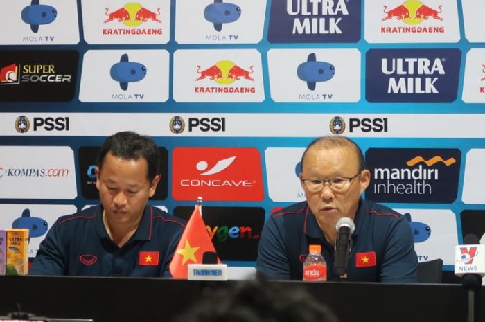 Pelatih timnas Vietnam, Park Hang-seo (kanan), saat sesi jumpa pers usai laga melawan timnas Indonesia dalam lanjutan Kualifikasi Piala Dunia 2022 di Stadion Kapten I Wayan Dipta, Bali, Selasa (15/10/2019).