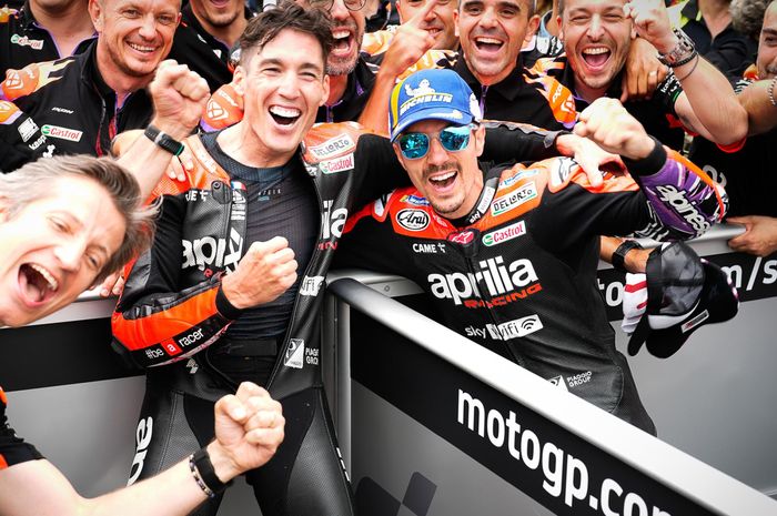 Dua pembalap Aprilia Racing Team, Aleix Espargaro (kiri)  dan Maverick Vinales, yang bahu-membahu di MotoGP 2022.