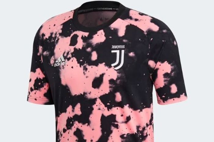 Jersey Juventus produksi Adidas dan Parley for The Oceans terbuat dari sampah plastik.