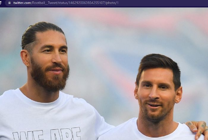 Dua pemain Paris Saint-Germain, Sergio Ramos dan Lionel Messi saling merangkul.
