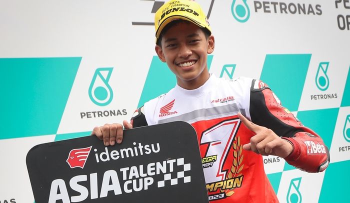 Pembalap Indonesia, Veda Ega Pratama, memastikan gelar juara Asia Talent Cup 2023 setelah memenangi balapan kedua seri Malaysia di Sirkuit Sepang, Malaysia, 12 November 2023.