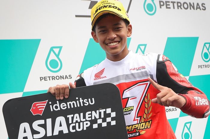 Pembalap Indonesia, Veda Ega Pratama, memastikan gelar juara Asia Talent Cup 2023 setelah memenangi balapan kedua seri Malaysia di Sirkuit Sepang, Malaysia, 12 November 2023.
