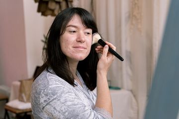 Penggunaan makeup yang menutup pori-pori, dapat menyebabkan munculnya jerawat.