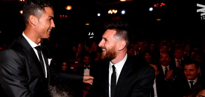Megabintang asal Portugal, Cristiano Ronaldo (kiri), bersalaman dengan megabintang asal Argentina, Lionel Messi.