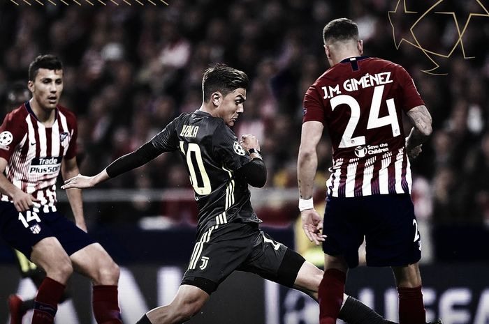 Penyerang Juventus, Paulo Dybala (tengah), berduel dengan bek Atletico Madrid, Jose Gimenez, dalam laga leg pertama babak 16 besar Liga Champions di Stadion Wanda Metropolitano, Rabu (20/2/2019).