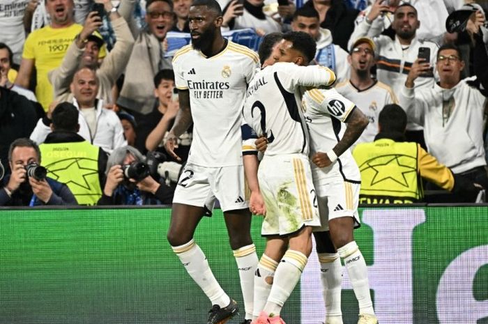 Para pemain Real Madrid merayakan gol Rodrygo ke gawang Manchester City pada leg pertama perempat final Liga Champions 2023-2024.