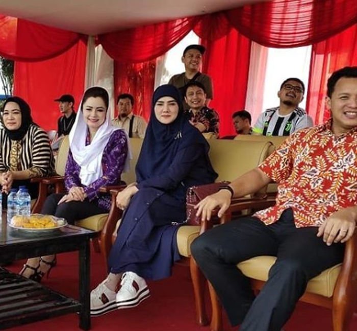 Penmapilan syar'i Mulan Jameela kenakan paduan sepatu sneakers saat hadiri acara ulang tahun partai Gerindra