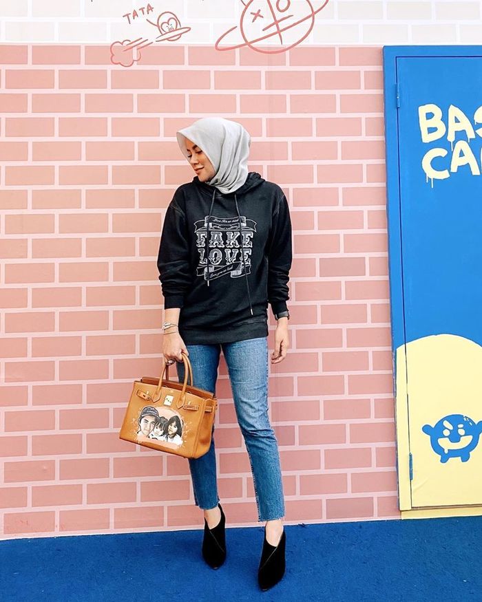 Gaya Olla Ramlan saat pamer tas Hermes custom