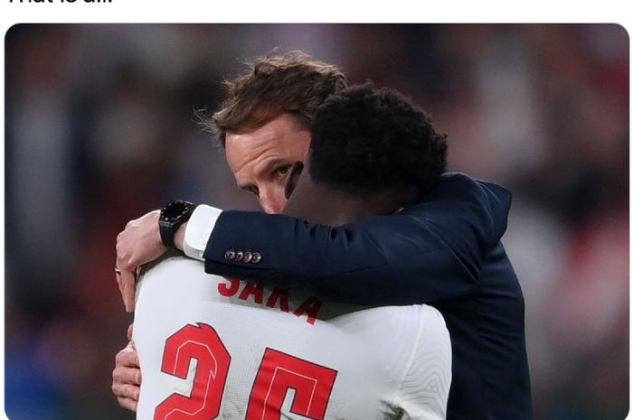 Pelatih Inggris, Gareth Southgate, memeluk Bukayo Saka yang gagal mengeksekusi penalti pada final EURO 2020 di Stadion Wembley, London, Inggris, Senin (12/7/2021) dini hari WIB.