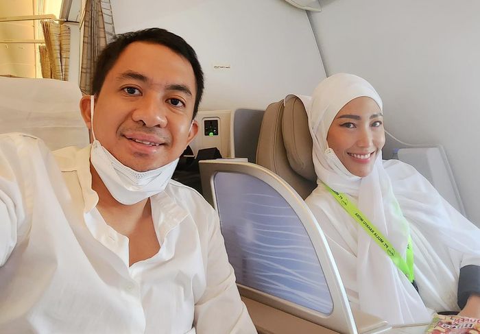 Regi Datau dan Ayu Dewi pamer kemesraan umroh bareng